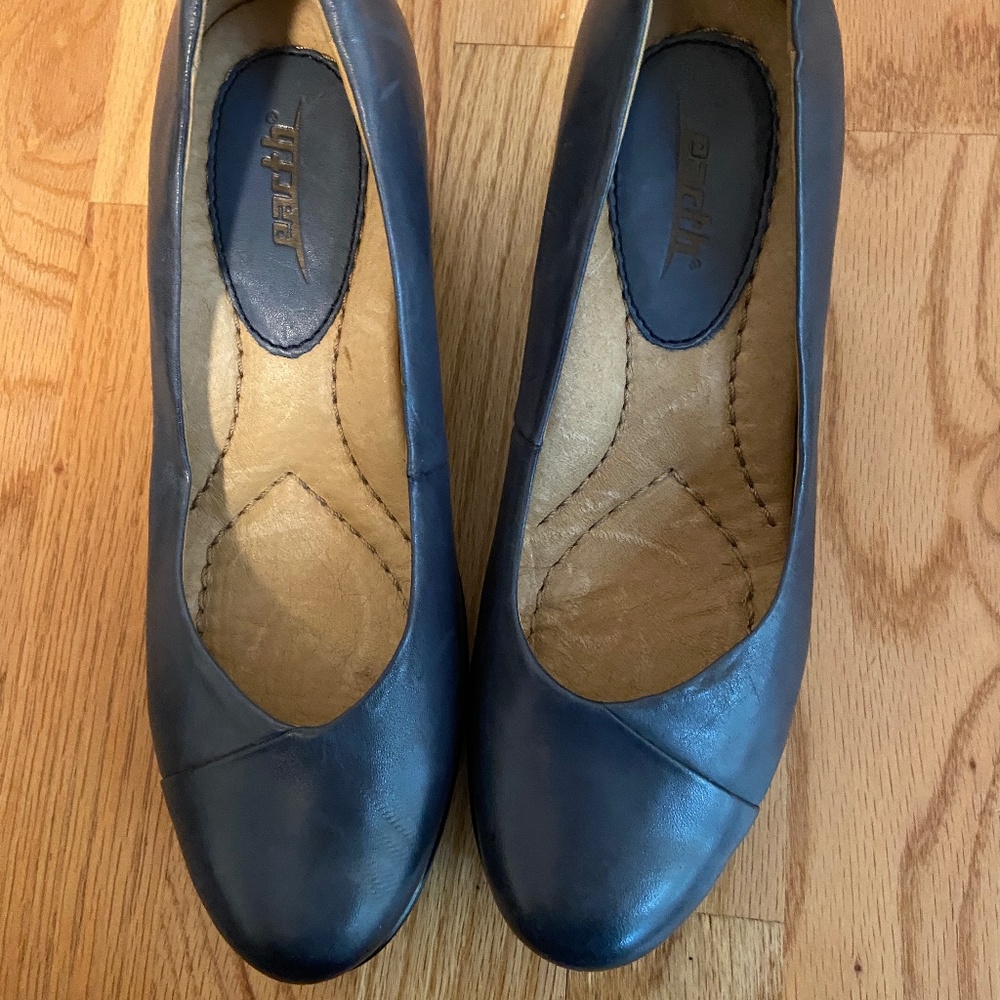 Navy Earth Heels 7.5 B